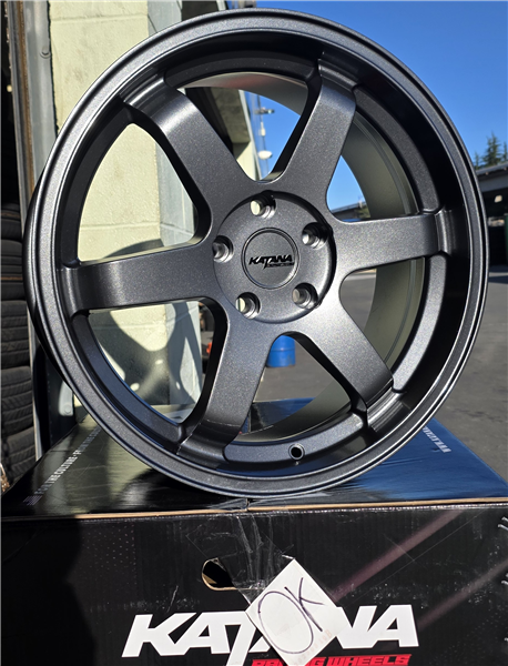 KATANA KR08 18X8 5X114.3/5X4.5 +40MM C.B 73.1 GLOSSY GUNMETAL